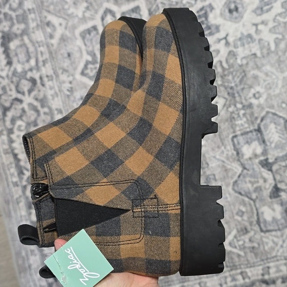 ZODIAC Shiloh Chunky Water Repellent Chelsea Bootie, Tan Black Buffalo Plaid 7.5 - Picture 14 of 15